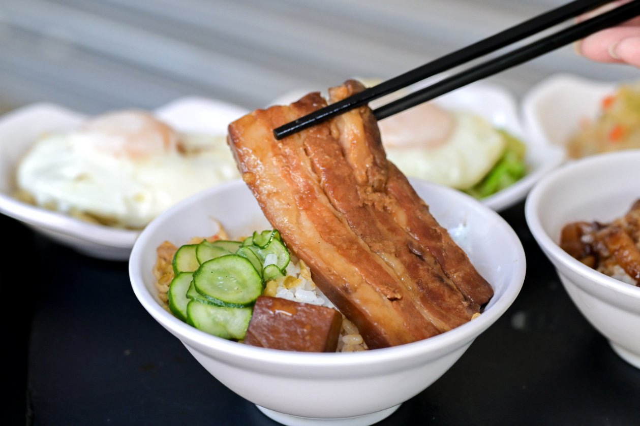 大稻埕魯肉飯，飄香一甲子傳承三代好滋味，超濃郁銷魂國宴美食魯肉飯必吃，華陰商圈美食可外帶外送 @女子的休假計劃