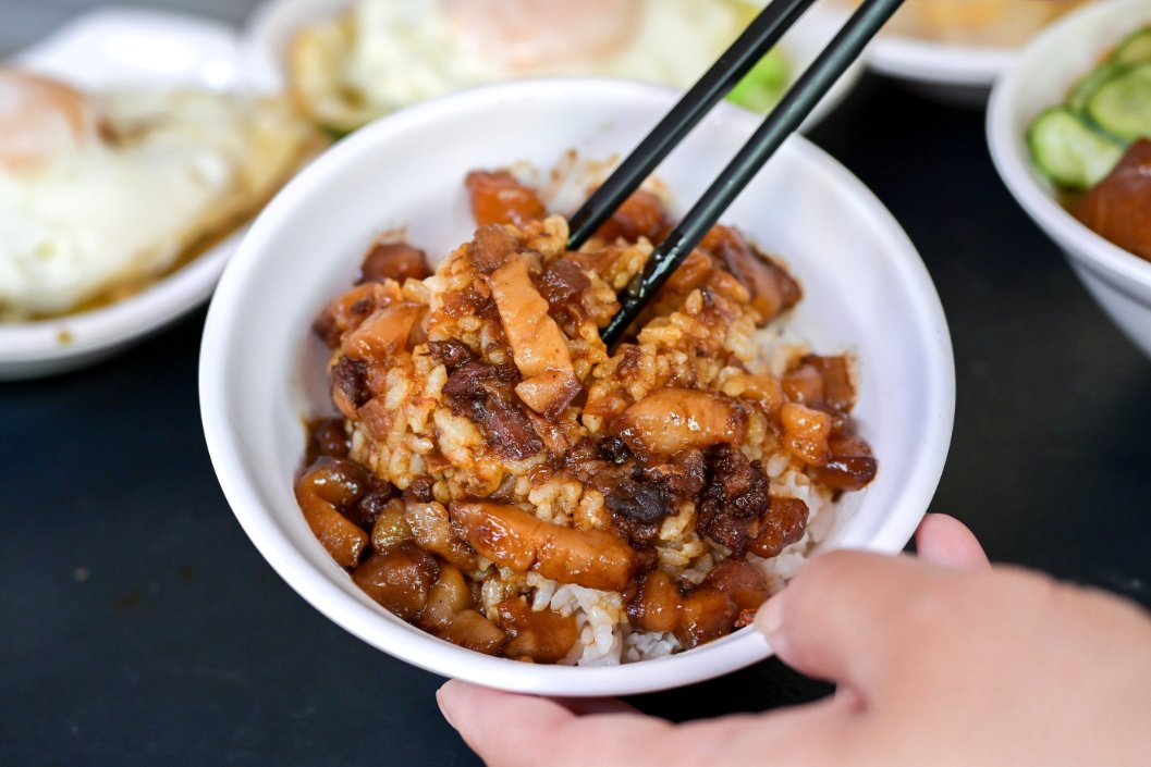 大稻埕魯肉飯，飄香一甲子傳承三代好滋味，超濃郁銷魂國宴美食魯肉飯必吃，華陰商圈美食可外帶外送 @女子的休假計劃