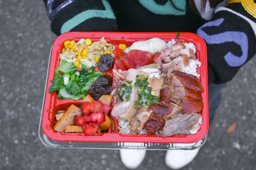 龍祥鴨莊|人氣港式燒臘六樣主菜豪華招牌飯，食尚玩家報導/新莊龍祥鴨莊便當/外帶 @女子的休假計劃