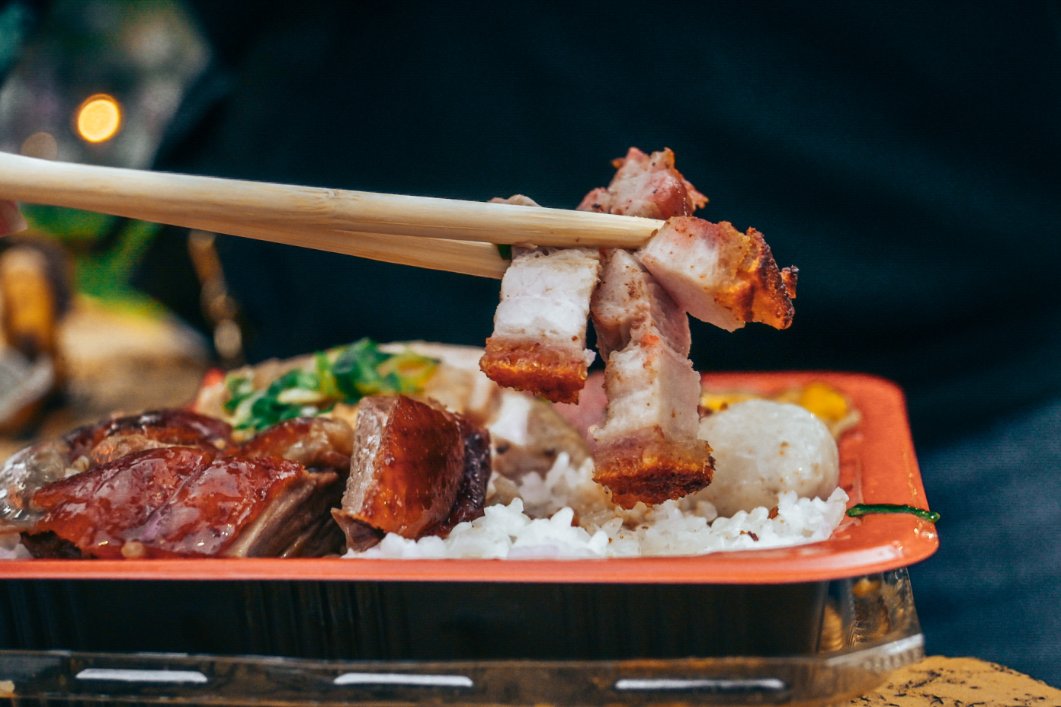 龍祥鴨莊|人氣港式燒臘六樣主菜豪華招牌飯，食尚玩家報導/新莊龍祥鴨莊便當/外帶 @女子的休假計劃