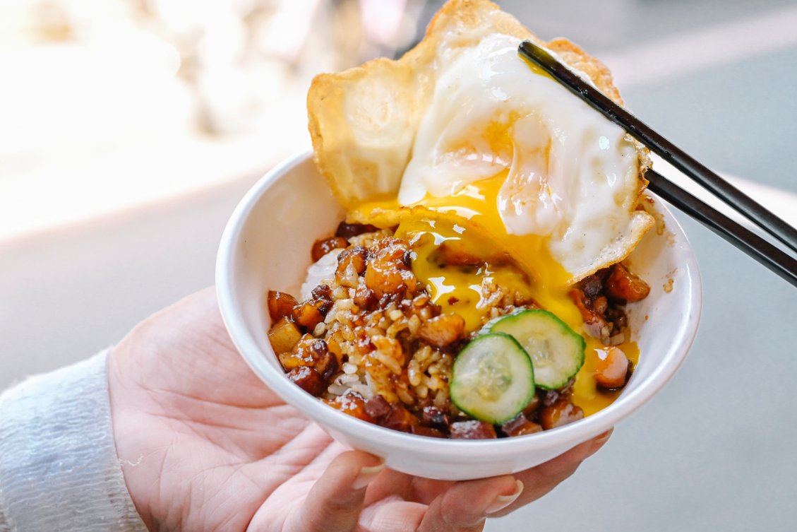 大稻埕魯肉飯，飄香一甲子傳承三代好滋味，超濃郁銷魂國宴美食魯肉飯必吃，華陰商圈美食可外帶外送 @女子的休假計劃
