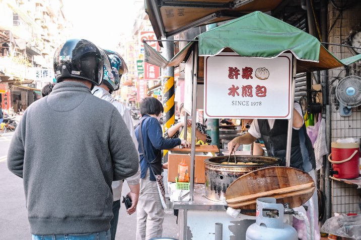 新莊許家水煎包，在地人日常銅板美食早餐，超大顆煎餃每顆7元、水煎包10元、蔥油餅20元/外帶 @女子的休假計劃