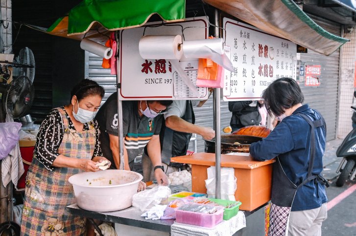 新莊許家水煎包，在地人日常銅板美食早餐，超大顆煎餃每顆7元、水煎包10元、蔥油餅20元/外帶 @女子的休假計劃