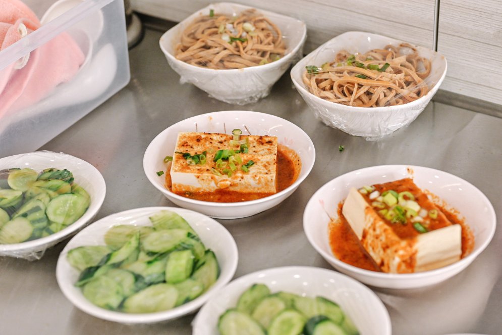 【新莊美食】川豫麵館，一吃就上癮，小菜香菜無限吃到飽(外帶) @女子的休假計劃