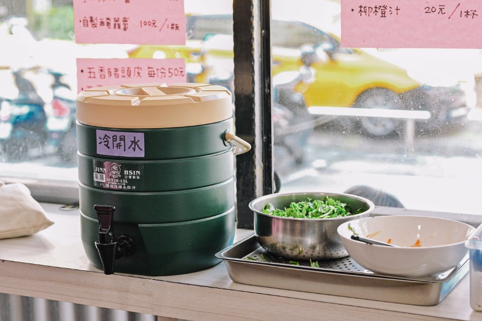 【新莊美食】川豫麵館，一吃就上癮，小菜香菜無限吃到飽(外帶) @女子的休假計劃