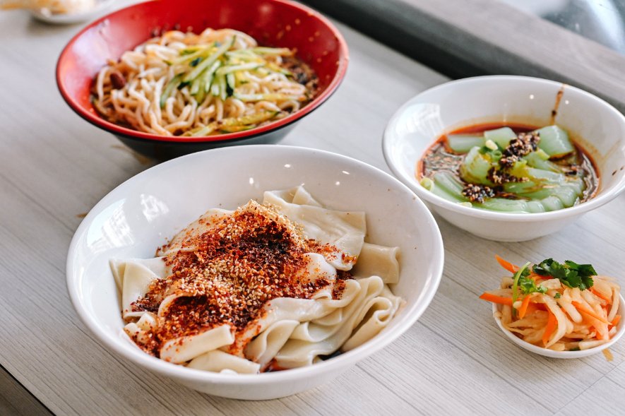 【新莊美食】川豫麵館，一吃就上癮，小菜香菜無限吃到飽(外帶) @女子的休假計劃