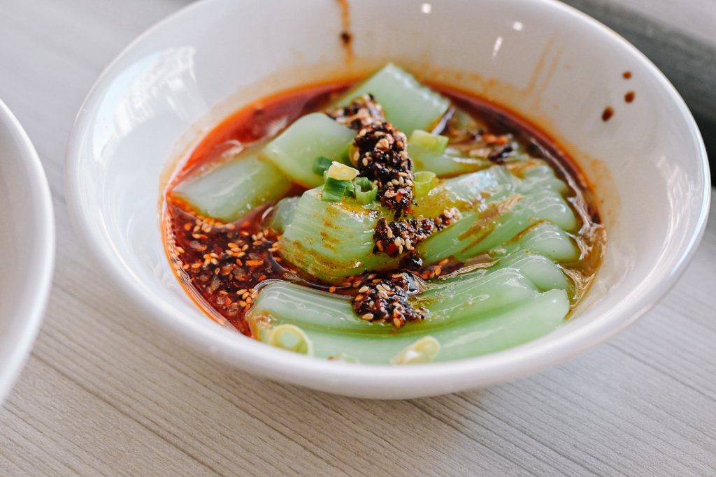 【新莊美食】川豫麵館，一吃就上癮，小菜香菜無限吃到飽(外帶) @女子的休假計劃