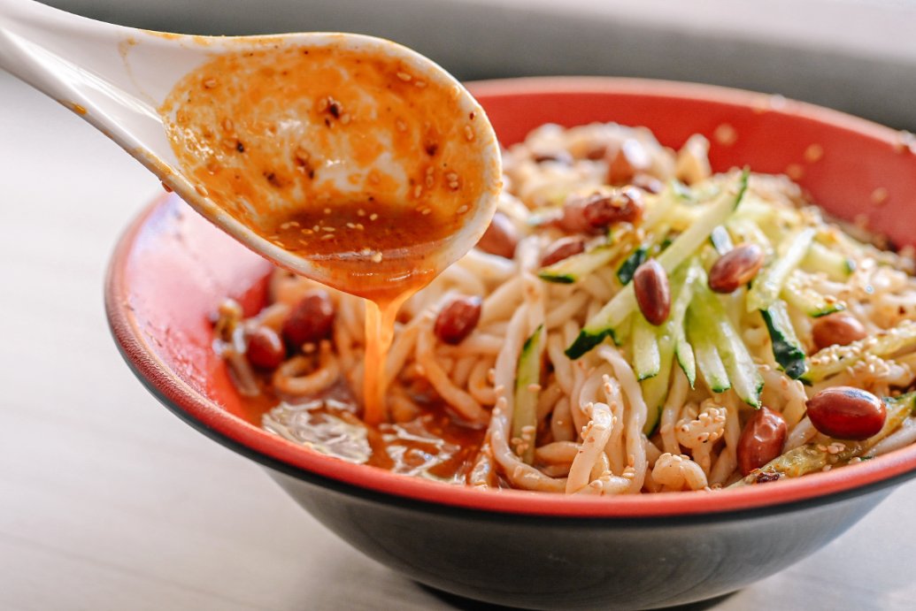 【新莊美食】川豫麵館，一吃就上癮，小菜香菜無限吃到飽(外帶) @女子的休假計劃