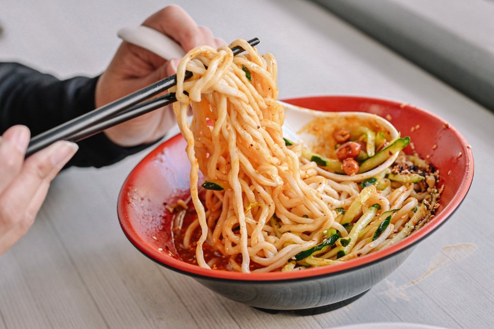 【新莊美食】川豫麵館，一吃就上癮，小菜香菜無限吃到飽(外帶) @女子的休假計劃