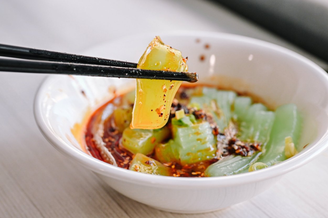 【新莊美食】川豫麵館，一吃就上癮，小菜香菜無限吃到飽(外帶) @女子的休假計劃