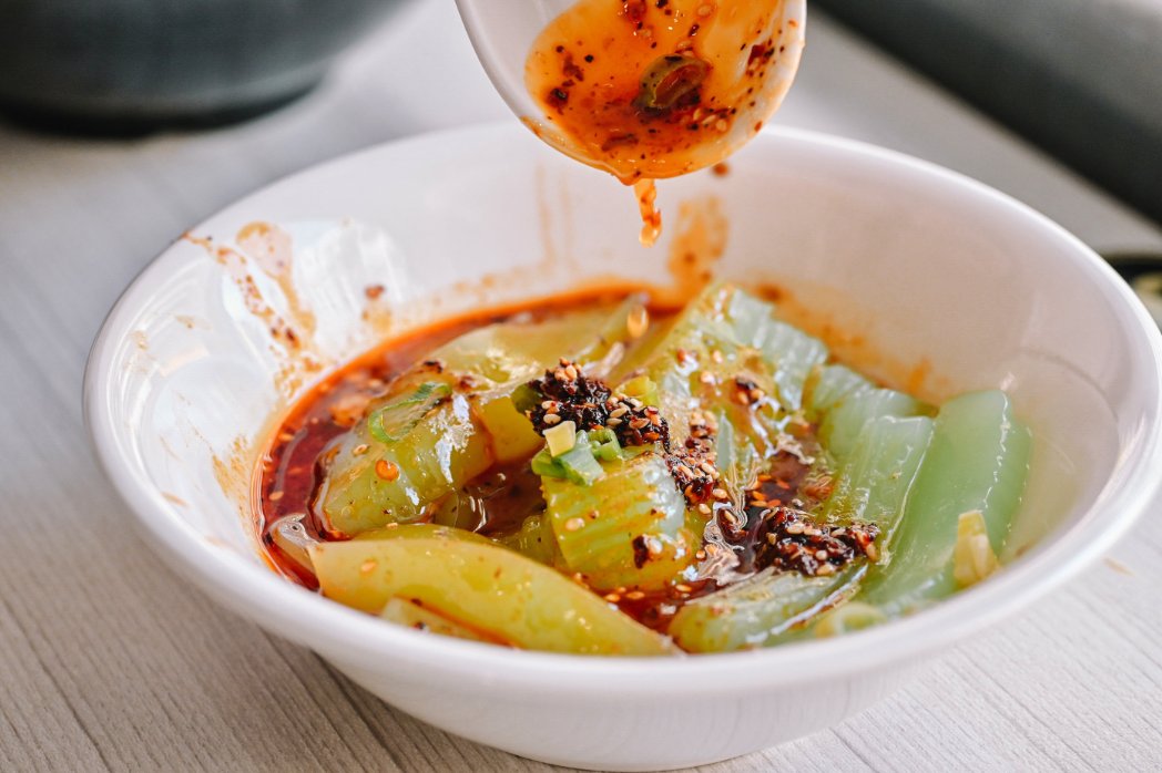 【新莊美食】川豫麵館，一吃就上癮，小菜香菜無限吃到飽(外帶) @女子的休假計劃