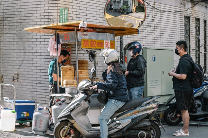 人氣蒸餃巷弄美食是許多在地人從小吃到大好味道/新莊美食/外帶 @女子的休假計劃