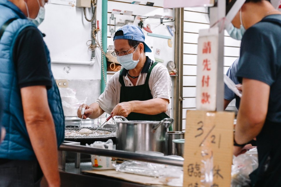 阿財彰化肉圓，台北超人氣肉圓，想吃就要乖乖排隊耐心等候，可電話預訂外帶 @女子的休假計劃