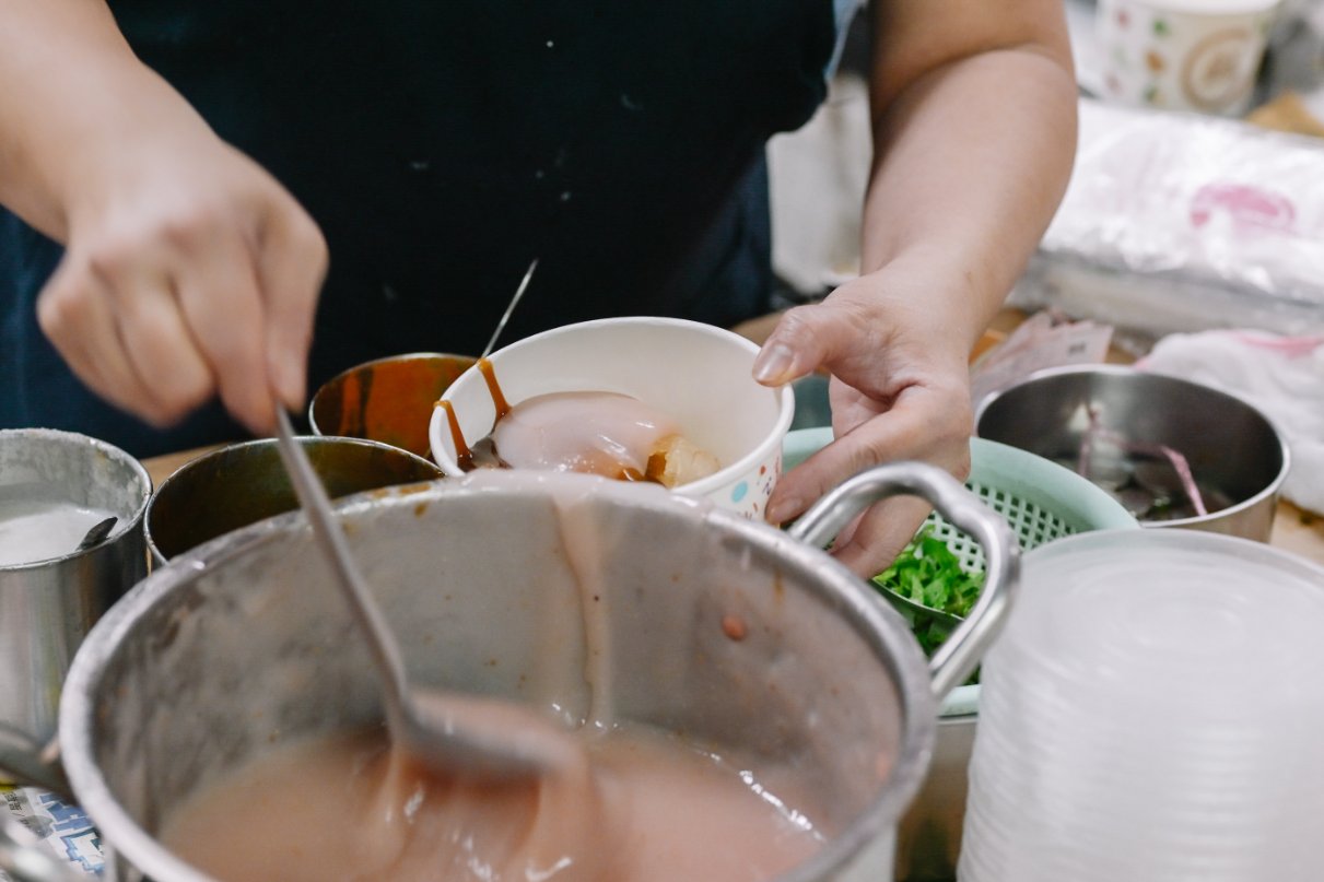 阿財彰化肉圓，台北超人氣肉圓，想吃就要乖乖排隊耐心等候，可電話預訂外帶 @女子的休假計劃