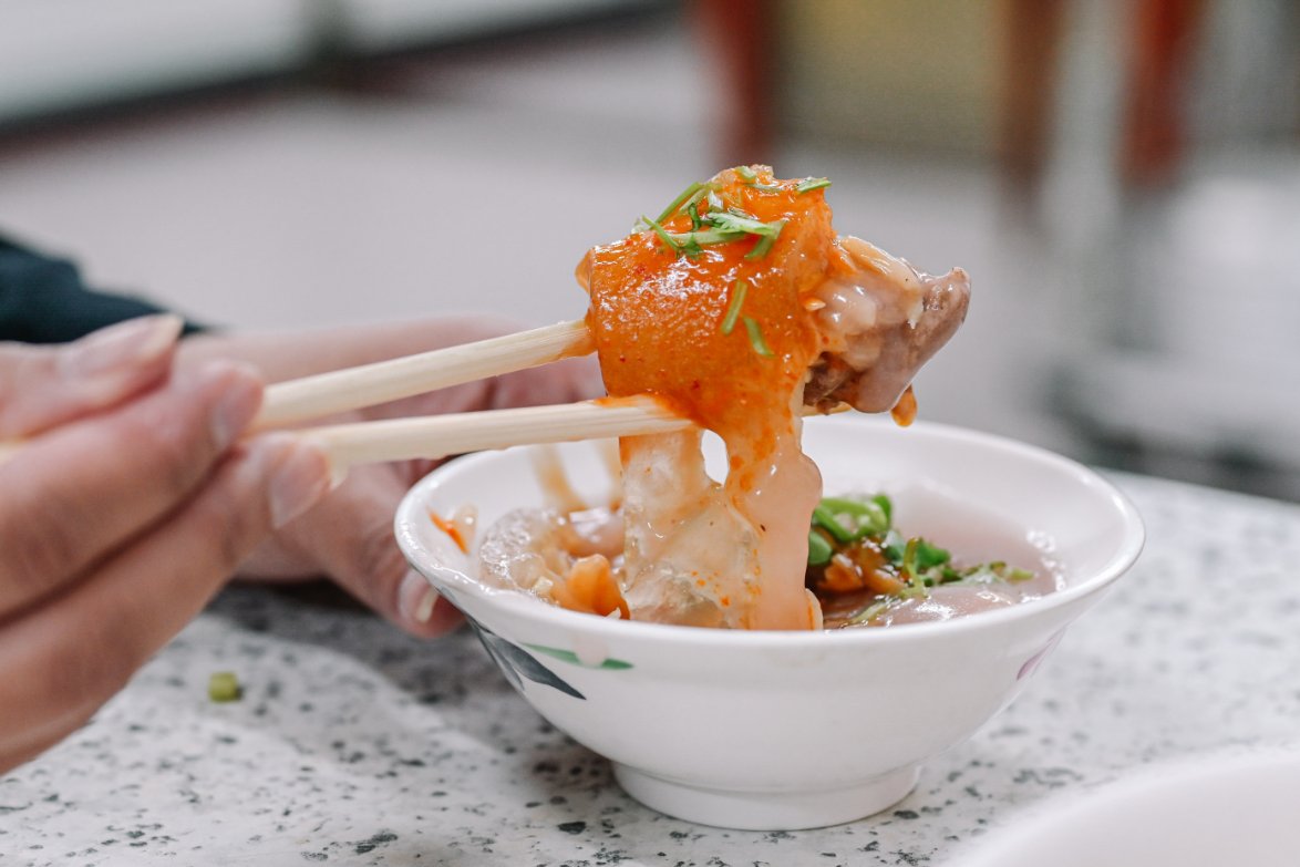 阿財彰化肉圓，台北超人氣肉圓，想吃就要乖乖排隊耐心等候，可電話預訂外帶 @女子的休假計劃