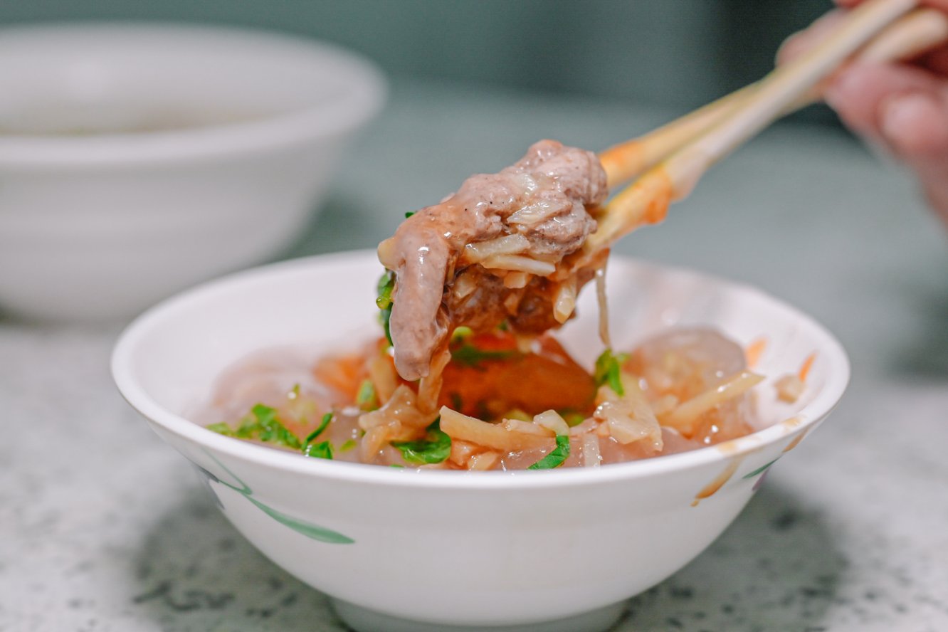 阿財彰化肉圓，台北超人氣肉圓，想吃就要乖乖排隊耐心等候，可電話預訂外帶 @女子的休假計劃