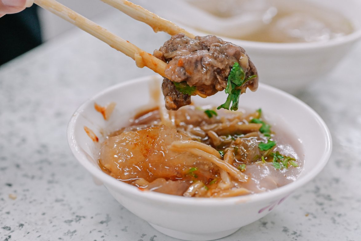 阿財彰化肉圓，台北超人氣肉圓，想吃就要乖乖排隊耐心等候，可電話預訂外帶 @女子的休假計劃