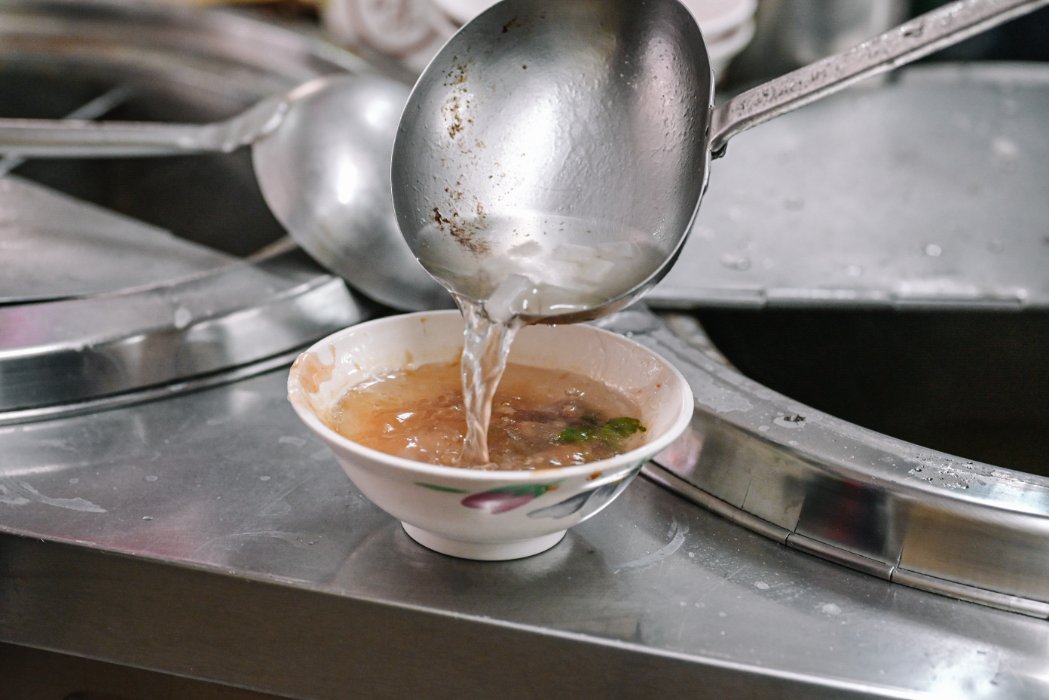 阿財彰化肉圓，台北超人氣肉圓，想吃就要乖乖排隊耐心等候，可電話預訂外帶 @女子的休假計劃