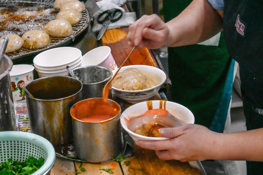 阿財彰化肉圓，台北超人氣肉圓，想吃就要乖乖排隊耐心等候，可電話預訂外帶 @女子的休假計劃