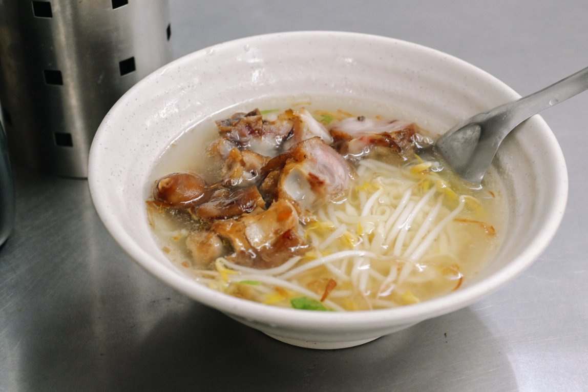 長腳麵食｜在地60年傳統古早味麵店，招牌必吃80元豬腳麵30元乾麵(外帶) @女子的休假計劃
