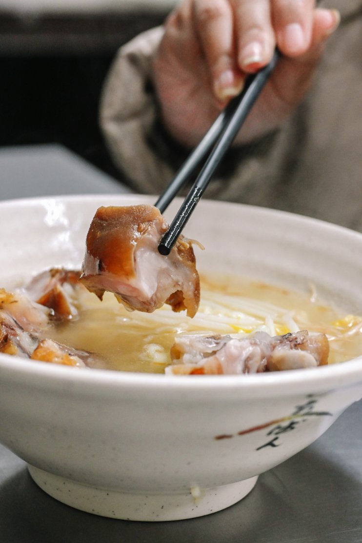 長腳麵食｜在地60年傳統古早味麵店，招牌必吃80元豬腳麵30元乾麵(外帶) @女子的休假計劃