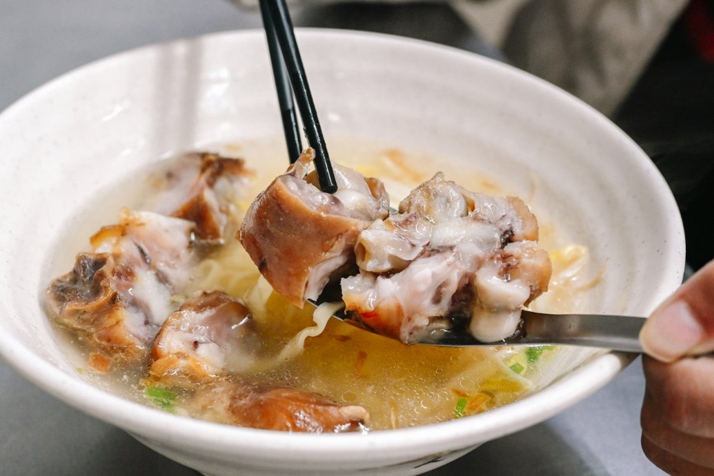 長腳麵食｜在地60年傳統古早味麵店，招牌必吃80元豬腳麵30元乾麵(外帶) @女子的休假計劃