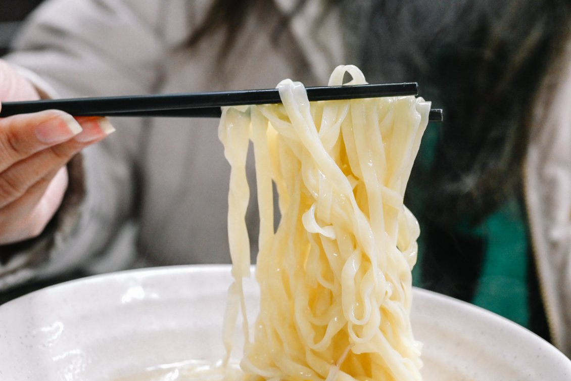長腳麵食｜在地60年傳統古早味麵店，招牌必吃80元豬腳麵30元乾麵(外帶) @女子的休假計劃