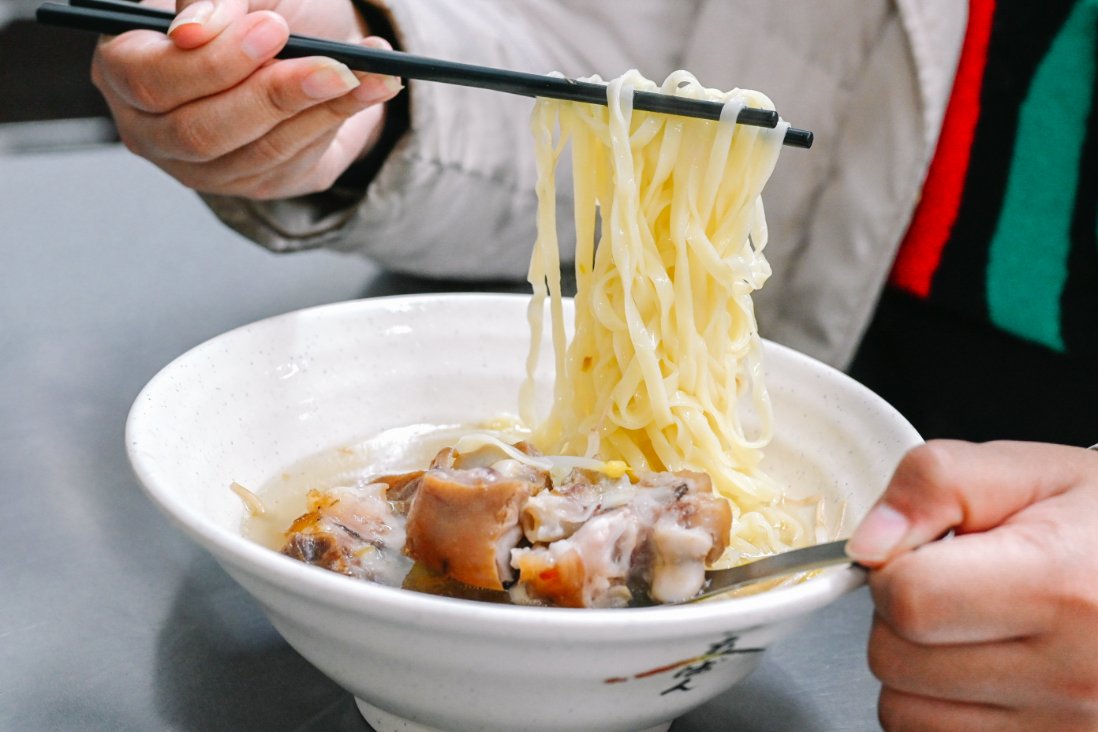 長腳麵食｜在地60年傳統古早味麵店，招牌必吃80元豬腳麵30元乾麵(外帶) @女子的休假計劃
