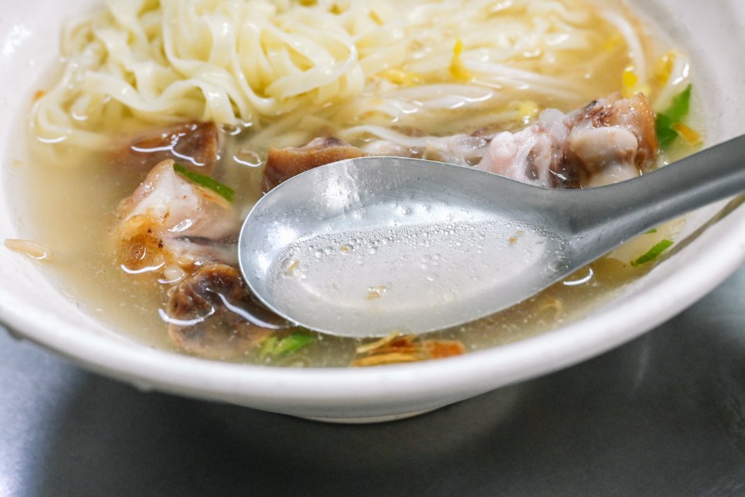 長腳麵食｜在地60年傳統古早味麵店，招牌必吃80元豬腳麵30元乾麵(外帶) @女子的休假計劃