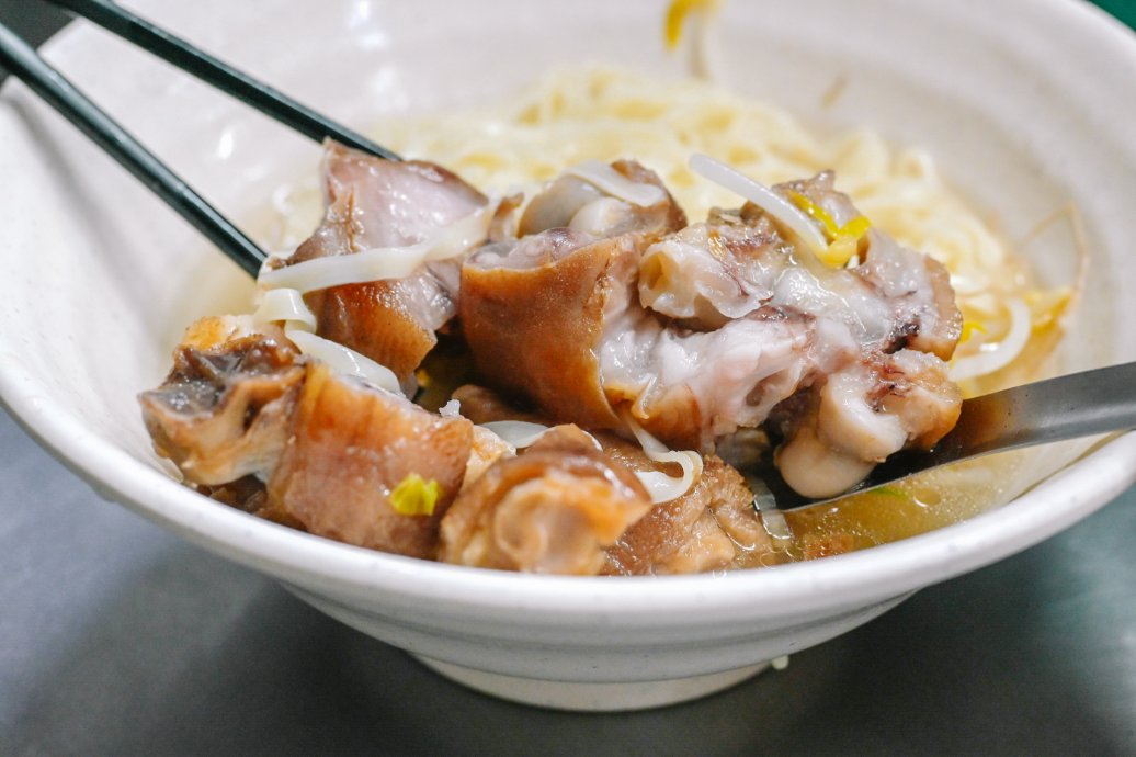 長腳麵食｜在地60年傳統古早味麵店，招牌必吃80元豬腳麵30元乾麵(外帶) @女子的休假計劃