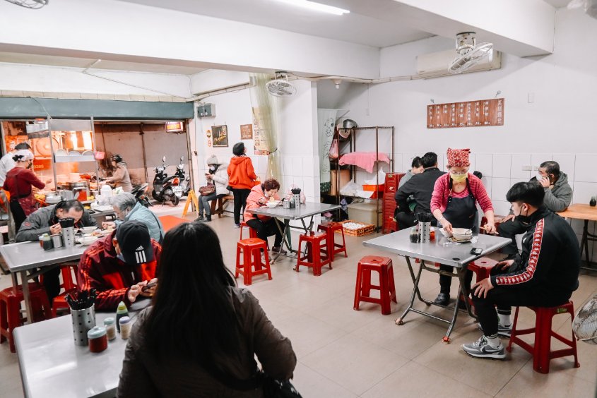 長腳麵食｜在地60年傳統古早味麵店，招牌必吃80元豬腳麵30元乾麵(外帶) @女子的休假計劃