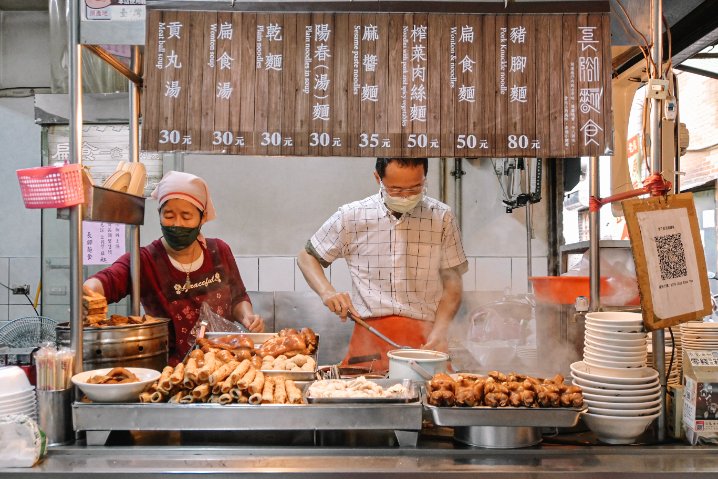 長腳麵食｜在地60年傳統古早味麵店，招牌必吃80元豬腳麵30元乾麵(外帶) @女子的休假計劃
