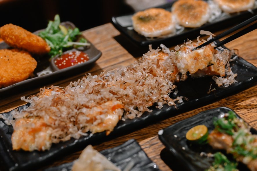 隱居居酒屋府中店：隱身於巷弄裡的平價深夜食堂居酒屋，連郭董也是座上賓 /板橋居屋酒/外帶 @女子的休假計劃