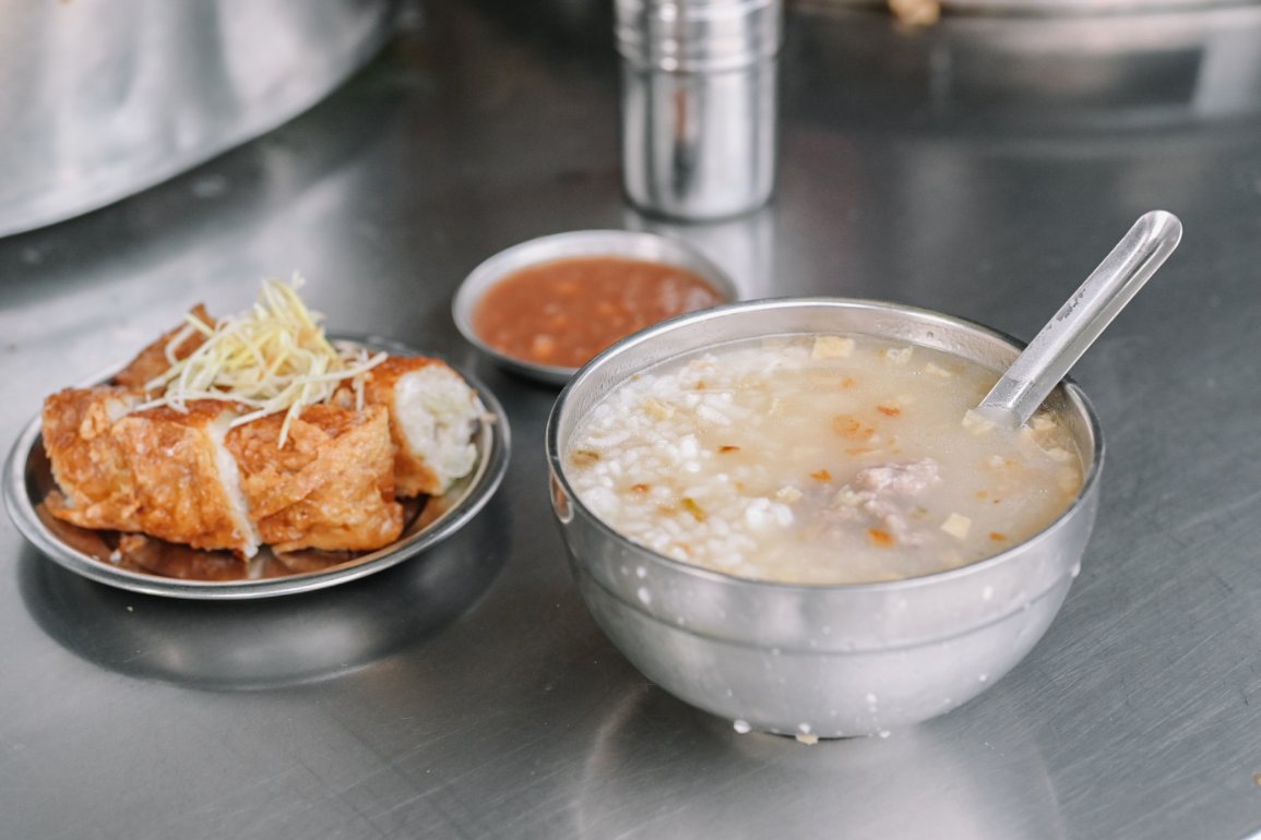 汀洲路無名鹹粥，南機場夜市周邊美食，台北三大紅燒肉之一與台北三大肉粥店之一/外帶 @女子的休假計劃