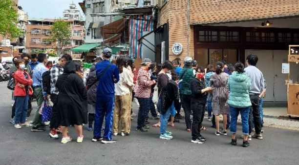 大稻埕草莓大福｜路力草莓大福不管晴天陰天下雨天總是滿滿的人潮(外帶) @女子的休假計劃