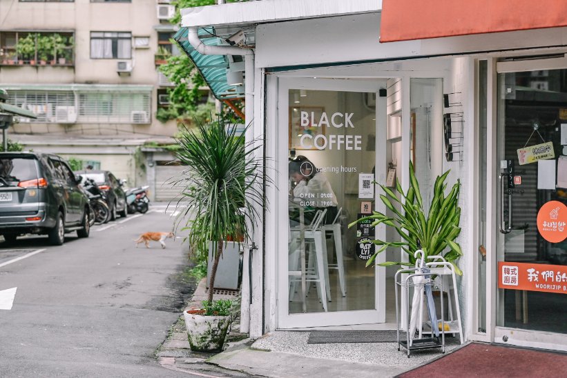 BLACK COFFEE黑咖啡溫州店 | 純白咖啡廳，咖啡60元起，咖啡和檸檬塔都超級優秀/外帶 @女子的休假計劃