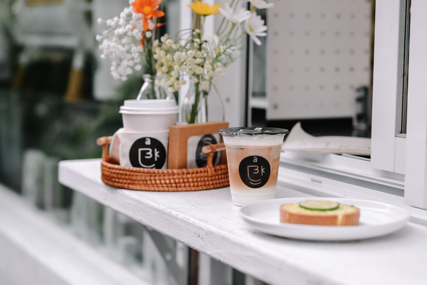 BLACK COFFEE黑咖啡溫州店 | 純白咖啡廳，咖啡60元起，咖啡和檸檬塔都超級優秀/外帶 @女子的休假計劃