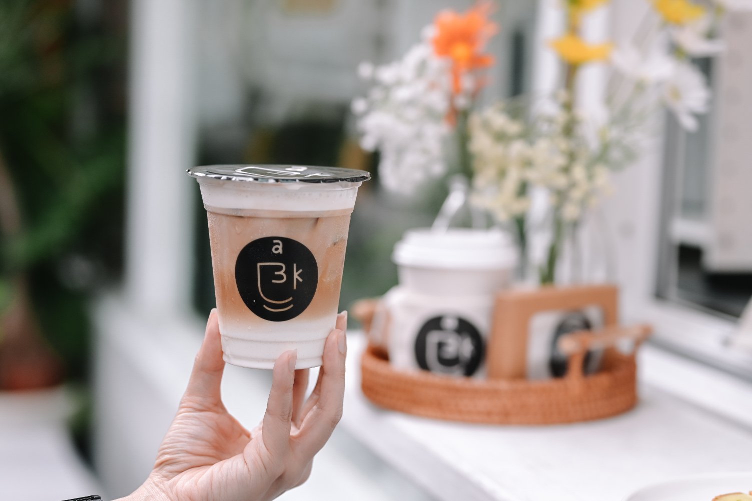 BLACK COFFEE黑咖啡溫州店 | 純白咖啡廳，咖啡60元起，咖啡和檸檬塔都超級優秀/外帶 @女子的休假計劃