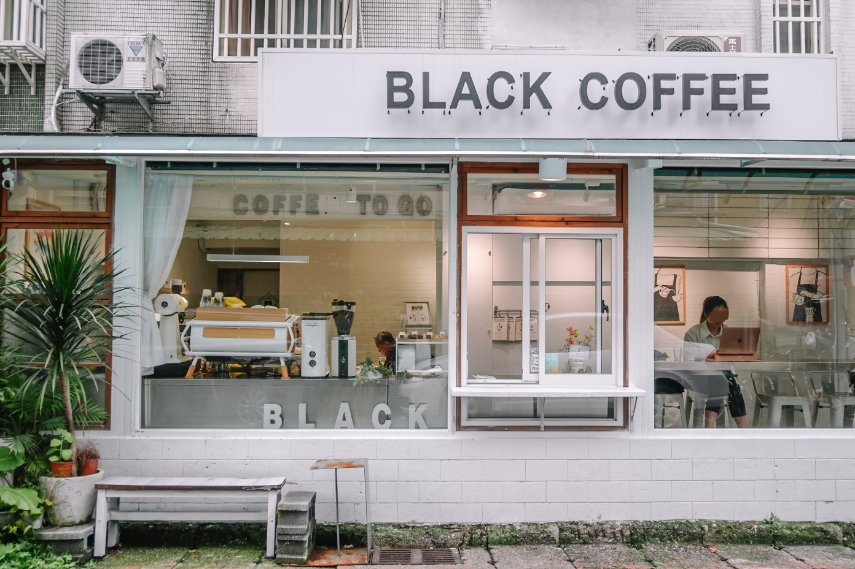 BLACK COFFEE黑咖啡溫州店 | 純白咖啡廳，咖啡60元起，咖啡和檸檬塔都超級優秀/外帶 @女子的休假計劃