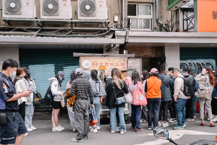 公館素食地瓜球，超大顆地瓜球一開攤就排隊，人氣超夯排隊美食/外帶 @女子的休假計劃