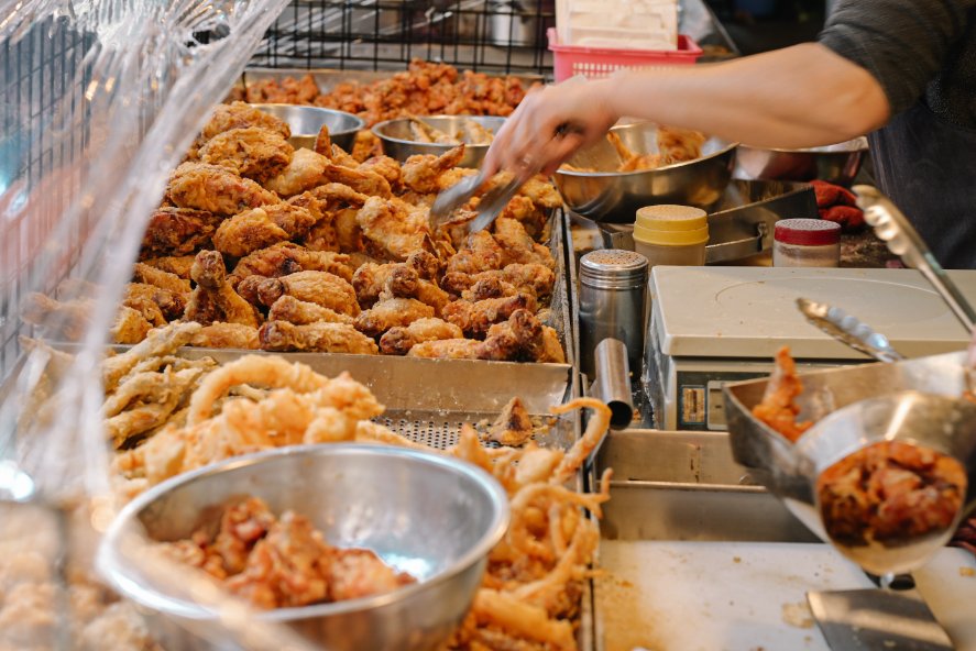 奇郁炸雞｜江子翠黃昏市場人氣第一炸雞攤，板橋炸雞推薦/外帶 @女子的休假計劃