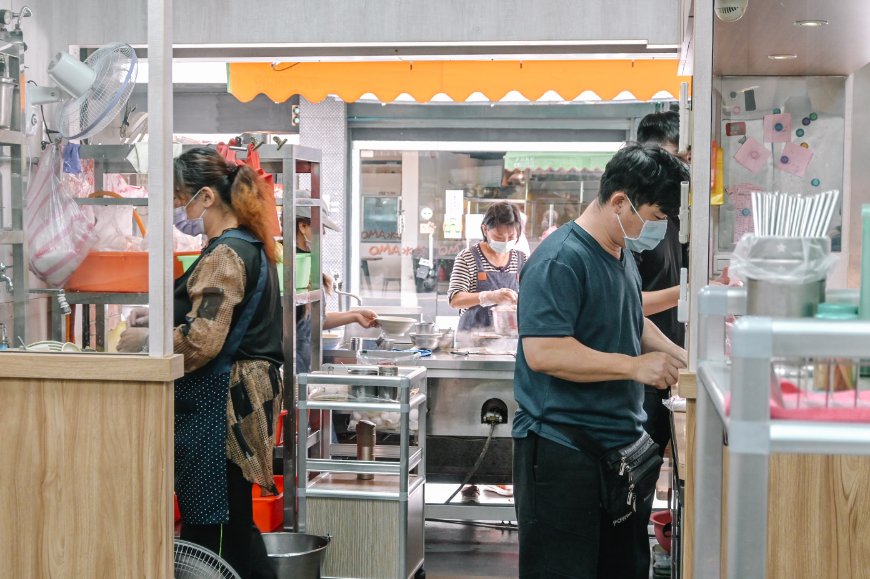 土城謝家肉羹油飯，板橋家傳美食50年老店，油飯必配肉羹湯，超絕配/彌月油飯/外帶 @女子的休假計劃