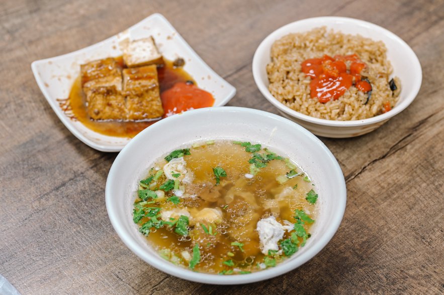 土城謝家肉羹油飯，板橋家傳美食50年老店，油飯必配肉羹湯，超絕配/彌月油飯/外帶 @女子的休假計劃