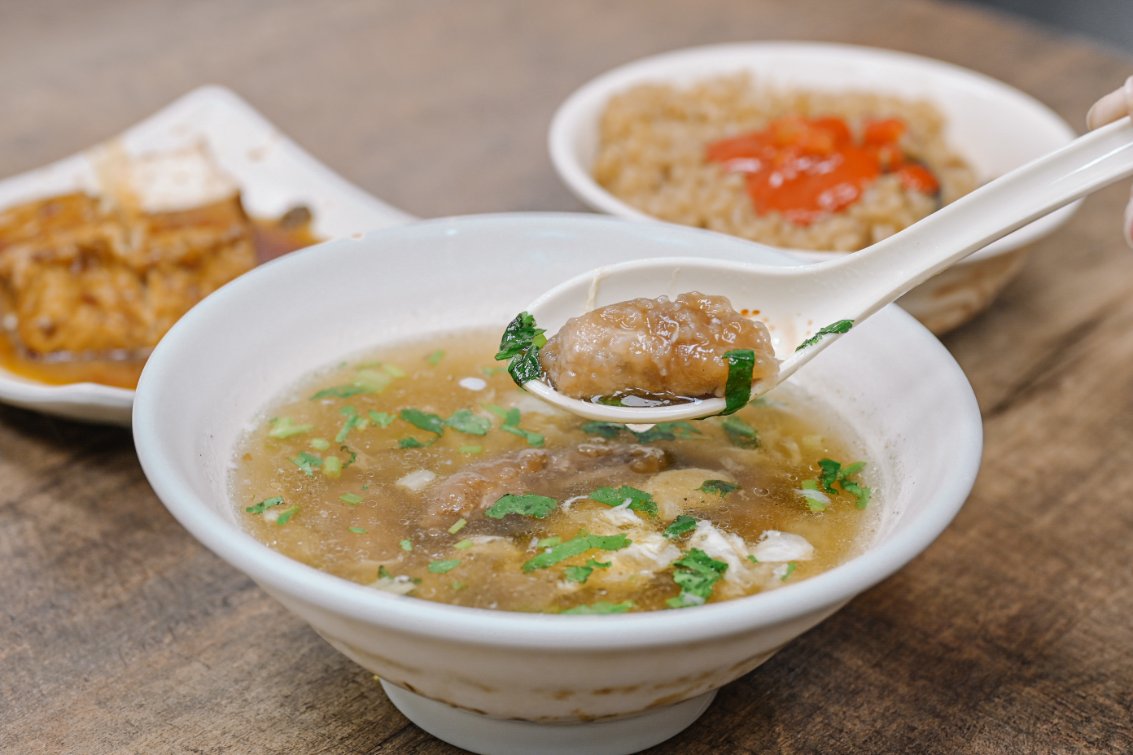 土城謝家肉羹油飯，板橋家傳美食50年老店，油飯必配肉羹湯，超絕配/彌月油飯/外帶 @女子的休假計劃