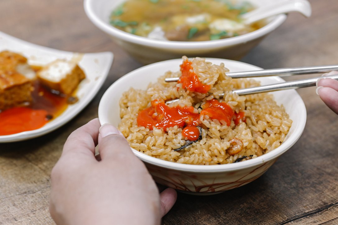 土城謝家肉羹油飯，板橋家傳美食50年老店，油飯必配肉羹湯，超絕配/彌月油飯/外帶 @女子的休假計劃