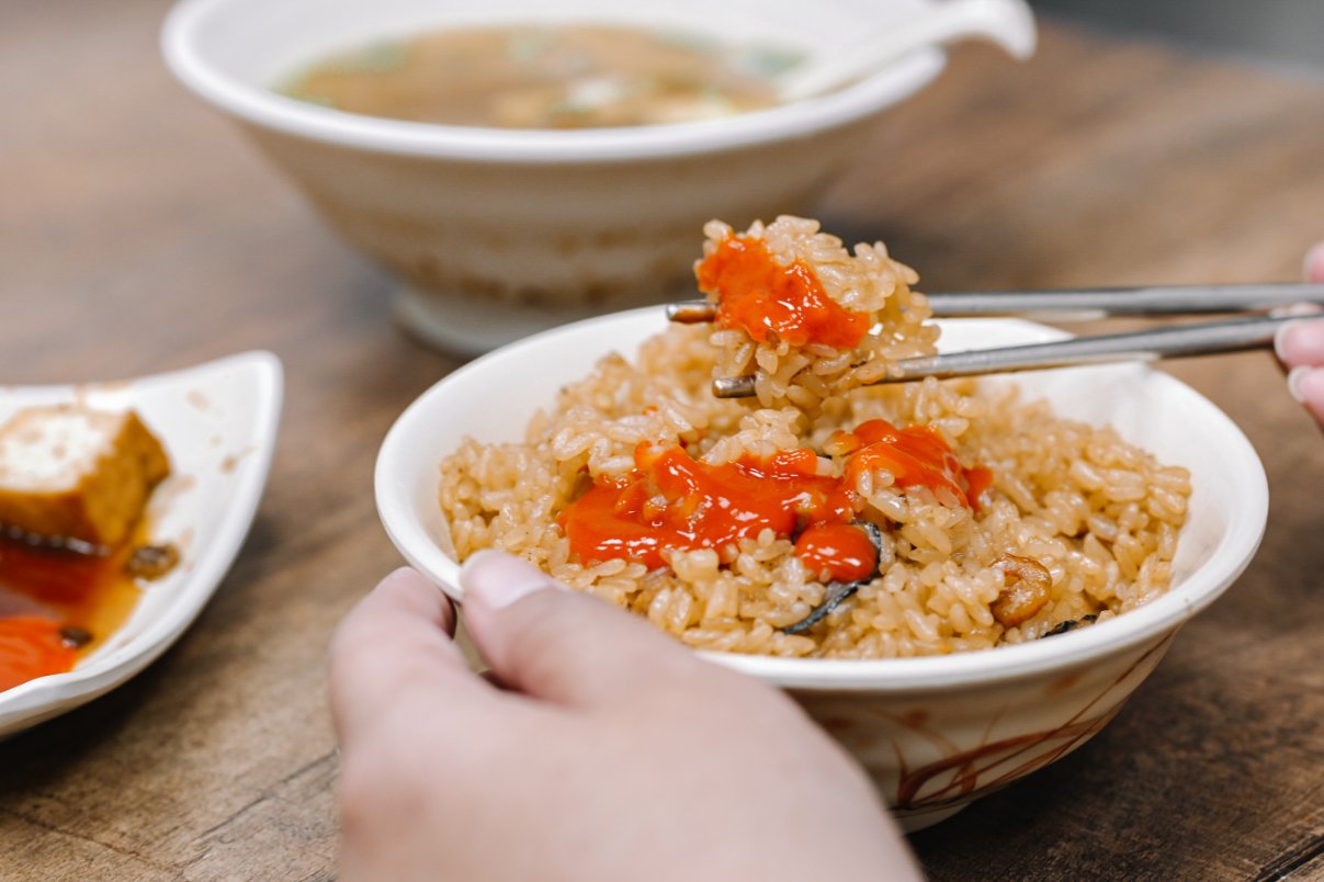 土城謝家肉羹油飯，板橋家傳美食50年老店，油飯必配肉羹湯，超絕配/彌月油飯/外帶 @女子的休假計劃