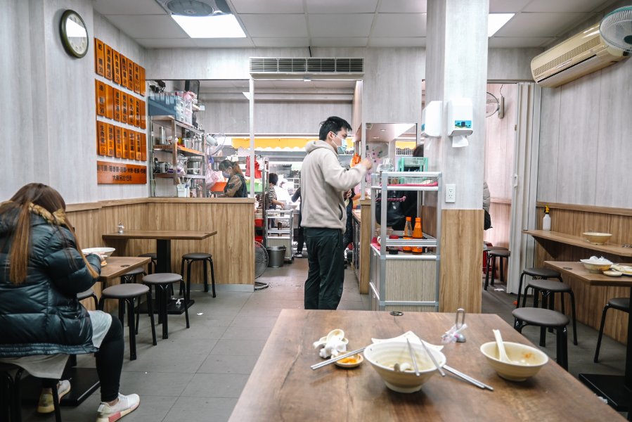 土城謝家肉羹油飯，板橋家傳美食50年老店，油飯必配肉羹湯，超絕配/彌月油飯/外帶 @女子的休假計劃