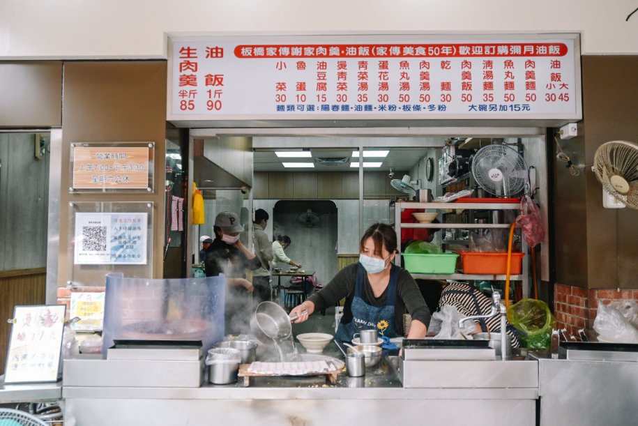 【土城美食】長鴻香港燒臘，在地人氣排隊名店，最推脆皮烤鴨、化皮燒肉/便當外帶 @女子的休假計劃