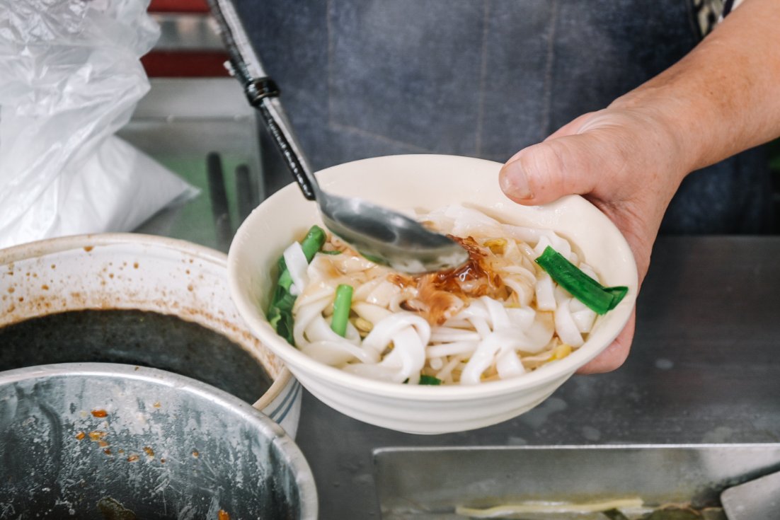 土城謝家肉羹油飯，板橋家傳美食50年老店，油飯必配肉羹湯，超絕配/彌月油飯/外帶 @女子的休假計劃