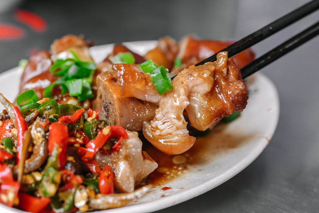 陳家莊魯肉飯｜土城在地必吃美食，豬腳也是強到不行，必加小魚乾辣椒醬/便當/外帶 @女子的休假計劃